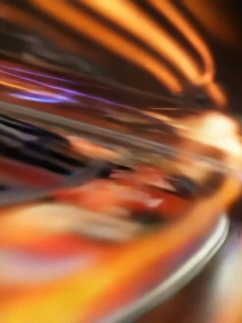 Pogled na vozilo CUPRA Tindaya od zunaj na sprednji del vozila. Okrog so žive barve, ki ustvarjajo svetlobne vzorce. Videti je, da vozilo drvi.