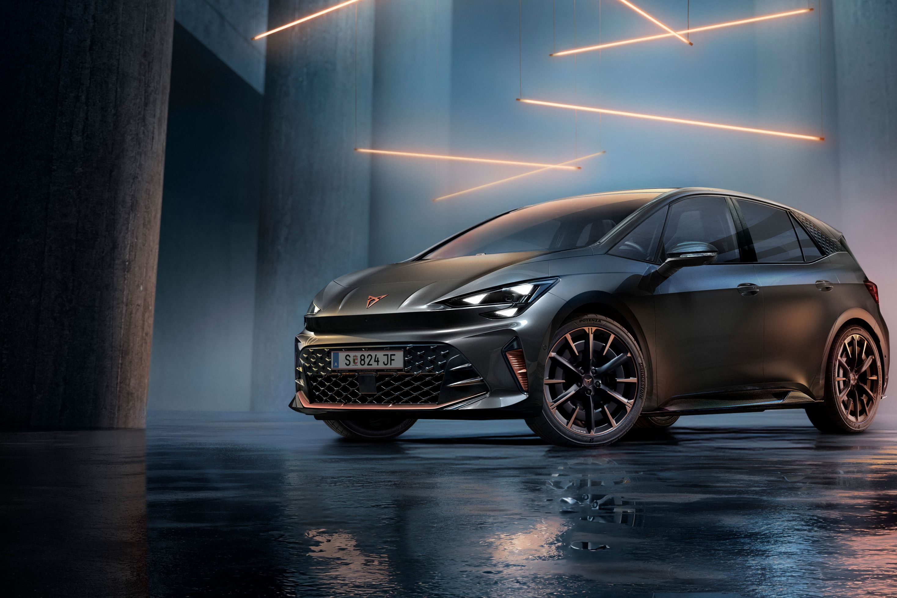 Ein grauer CUPRA Born steht in einer modernen, dunklen Umgebung mit vertikalen Säulen und leuchtenden LED-Streifen. Der Boden ist glänzend und reflektiert das Fahrzeug sowie die Beleuchtung. Das Auto wirkt kraftvoll und elegant.