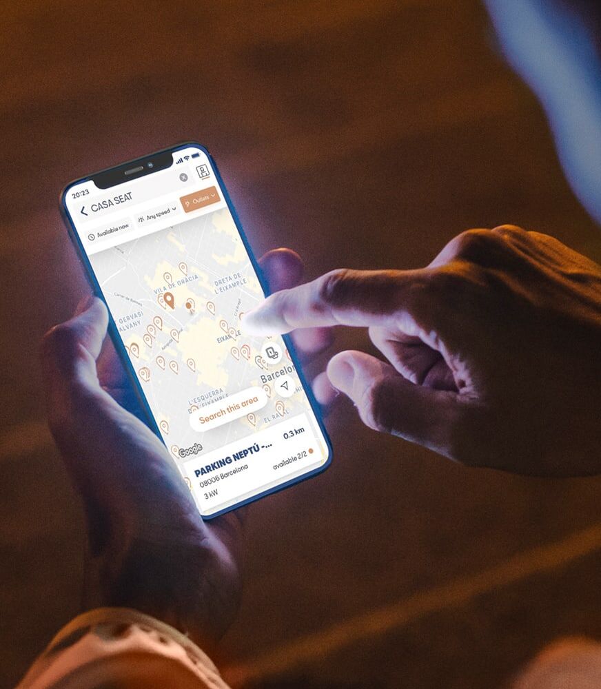 : Mann verbindet sich mit seinem Smartphone mit der CUPRA Easy Charging App  
